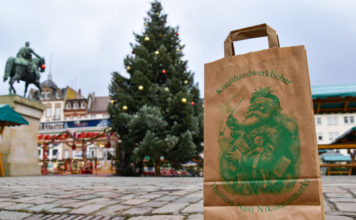 Zur Unterstützung der Beschickerinnen und Beschicker: Büro für Tourismus der Stadt Landau packt Thomas-Nast-Weihnachtstüten mit Leckereien vom Nikolausmarkt – Weihnachtsbäume werden für 5 Euro das Stück verkauft