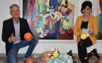 Kiloweise Kuscheltiere für geflüchtete Kinder: Sparkasse und VR Bank Südpfalz unterstützen Stadtverwaltung Landau mit ganz besonderer Sachspende