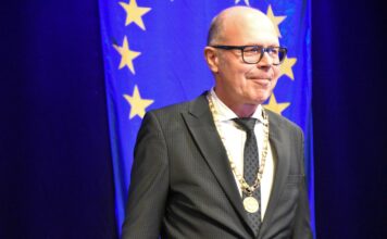 „Wir alle zusammen“: Landaus neuer OB Geißler beschwört bei Vereidigung Gemeinsinn in der Stadt