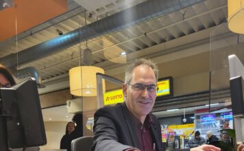 Gelungene Spendenaktion im SBK-Markt in Edenkoben: Landrat Seefeldt schiebt Waren im Wert von rund 2300 Euro übers Kassenband