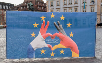 Zeichen für Freundschaft und Frieden: Stadt Landau hisst zum Deutsch-Französischen Tag am 22. Januar Banner am Rathaus – Von Kindern der kuk Malwerkstatt gestaltetes Friedensbanner ziert Rathausbalkon ab 23. Januar