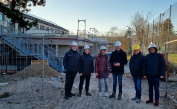 Da tut sich was: Schuldezernent Dr. Maximilian Ingenthron und GML-Dezernent Lukas Hartmann besuchen Baustellen an Landauer Grundschulen