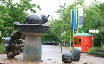 Erneut Teile der Brunnen-Skulptur vor dem Kreishaus gestohlen – Kreisverwaltung stellt Strafanzeige