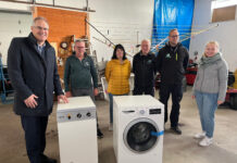 Nach über 40 Jahren ausgedient: Landkreis SÜW tauscht alte Waschmaschine des Tauschaktion-Gewinners gegen Neugerät