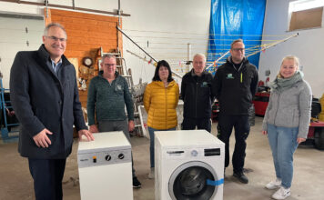 Nach über 40 Jahren ausgedient: Landkreis SÜW tauscht alte Waschmaschine des Tauschaktion-Gewinners gegen Neugerät