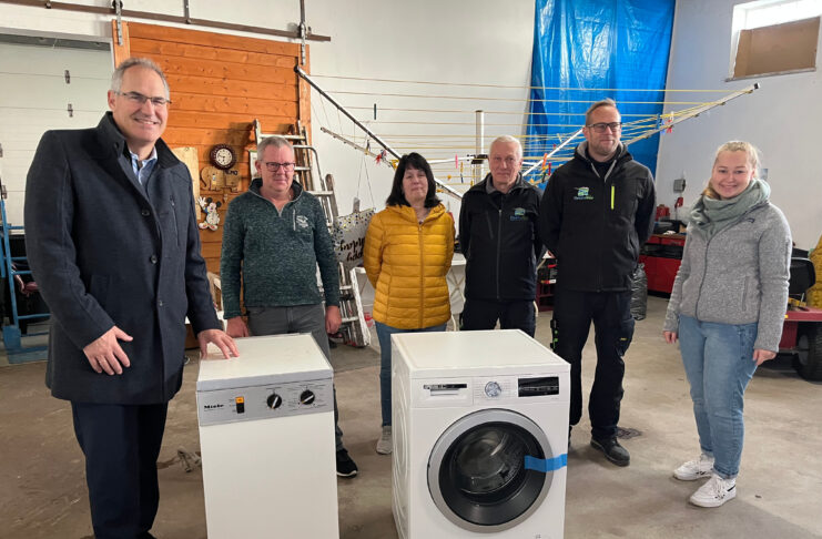 Nach über 40 Jahren ausgedient: Landkreis SÜW tauscht alte Waschmaschine des Tauschaktion-Gewinners gegen Neugerät
