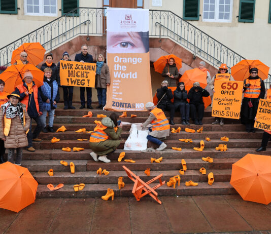 Mit gehisster Flagge sichtbares Zeichen gegen Gewalt an Frauen und Kindern gesetzt – Weitere Veranstaltungen rund um Aktionstag