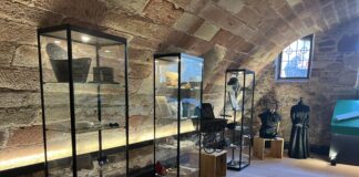 „Schick bis ins Genick“ – Neue Ausstellung des Club Sellemols in der Touristinformation Maikammer