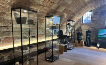 „Schick bis ins Genick“ – Neue Ausstellung des Club Sellemols in der Touristinformation Maikammer