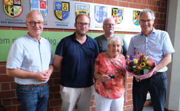 67 Jahre im Pfälzerwald-Verein engagiert: Dora Petershans hat Ehrennadel des Landes erhalten