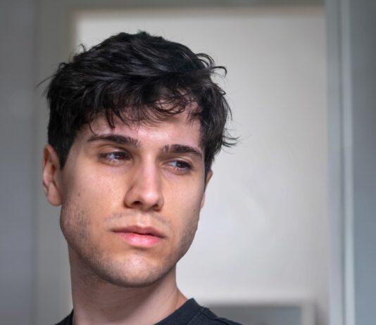 Jetzt schon Plätze sichern: Netzwerk Queere Südpfalz lädt Schulklassen anlässlich des Coming-Out-Days zur Lesung über Mobbing, Ausgrenzung und den Umgang mit sozialen Medien ein