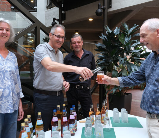 Südpfälzer Streuobstwiesen im Glas: „Streuner-Schorle“ zu Gast in der Kreisverwaltung Südliche Weinstraße