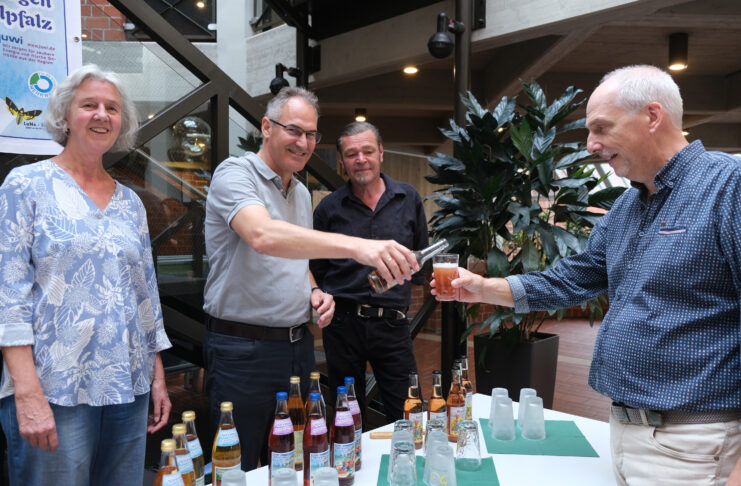 Südpfälzer Streuobstwiesen im Glas: „Streuner-Schorle“ zu Gast in der Kreisverwaltung Südliche Weinstraße
